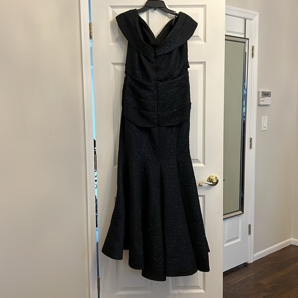 Gown - Picture 5 of 8